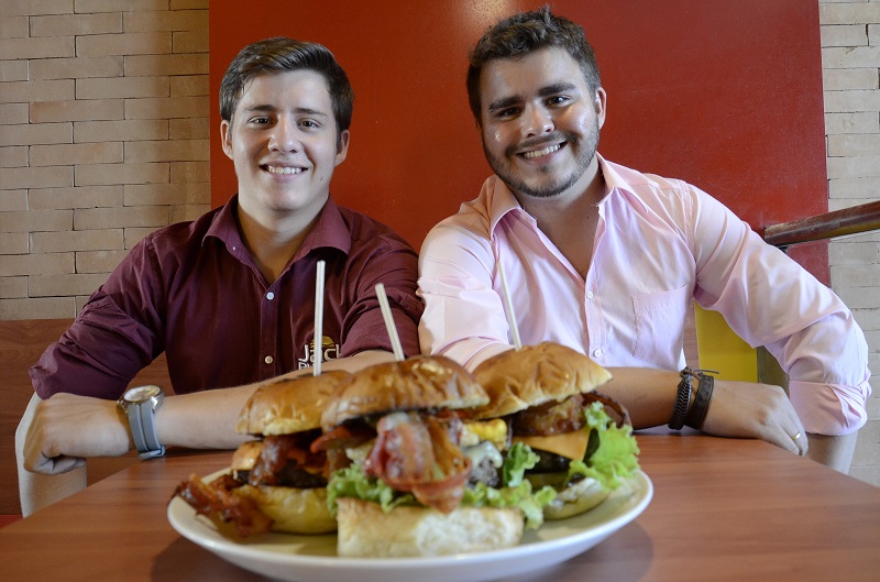 davi_carvalho_e_james_carvalho_proprietarios_do_jack_burguer_ (Foto Fabio Cortez)